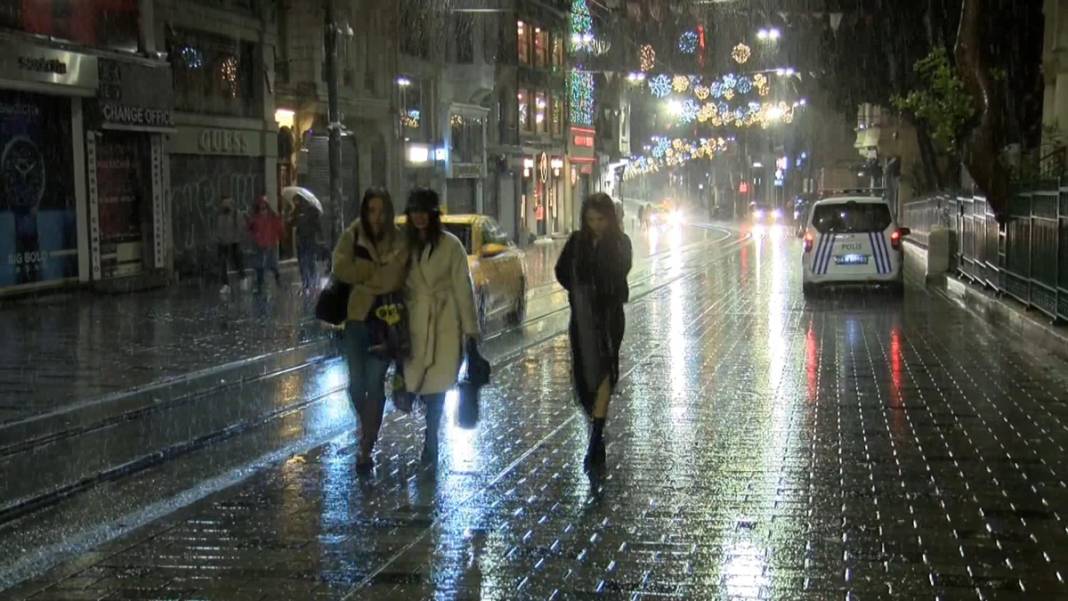 İstanbul'da lapa lapa kar yağdı: Megakent beyaza büründü 4
