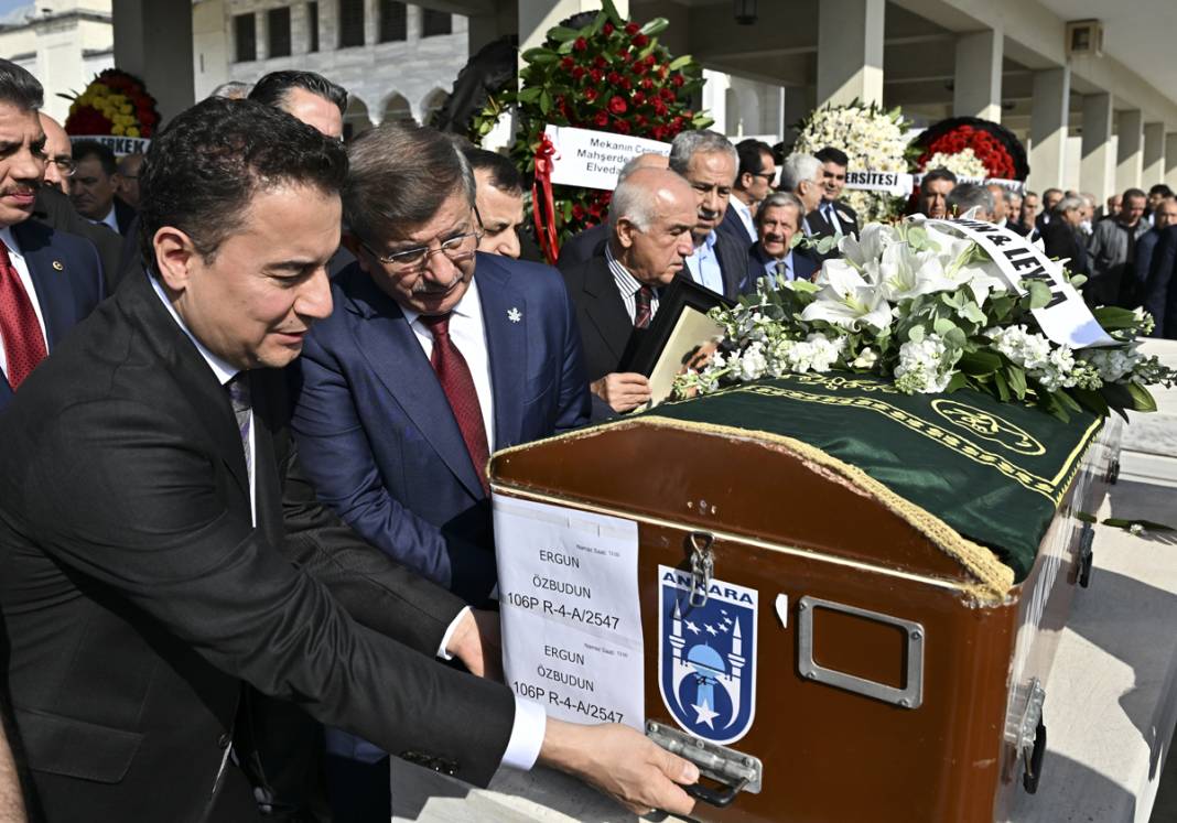 Hocaların hocası Prof. Dr. Ergun Özbudun'a son görev 10