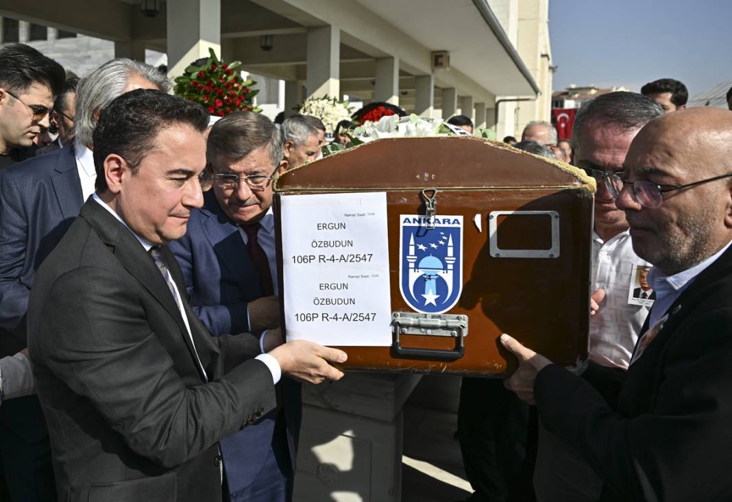 Hocaların hocası Prof. Dr. Ergun Özbudun'a son görev 9