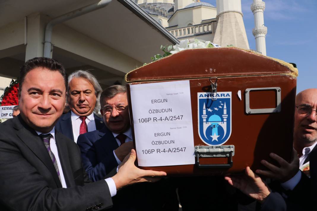 Hocaların hocası Prof. Dr. Ergun Özbudun'a son görev 1