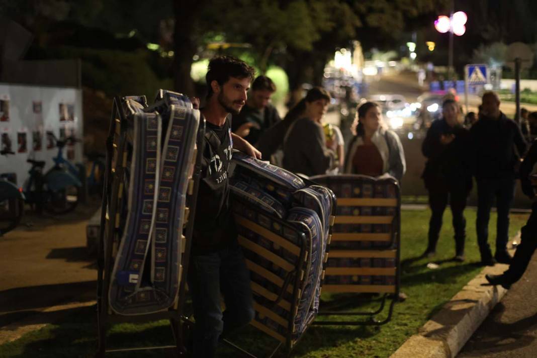 Meclisin önüne çadır kurdular: İsraillilerden Netanyahu'ya istifa çağrısı 6