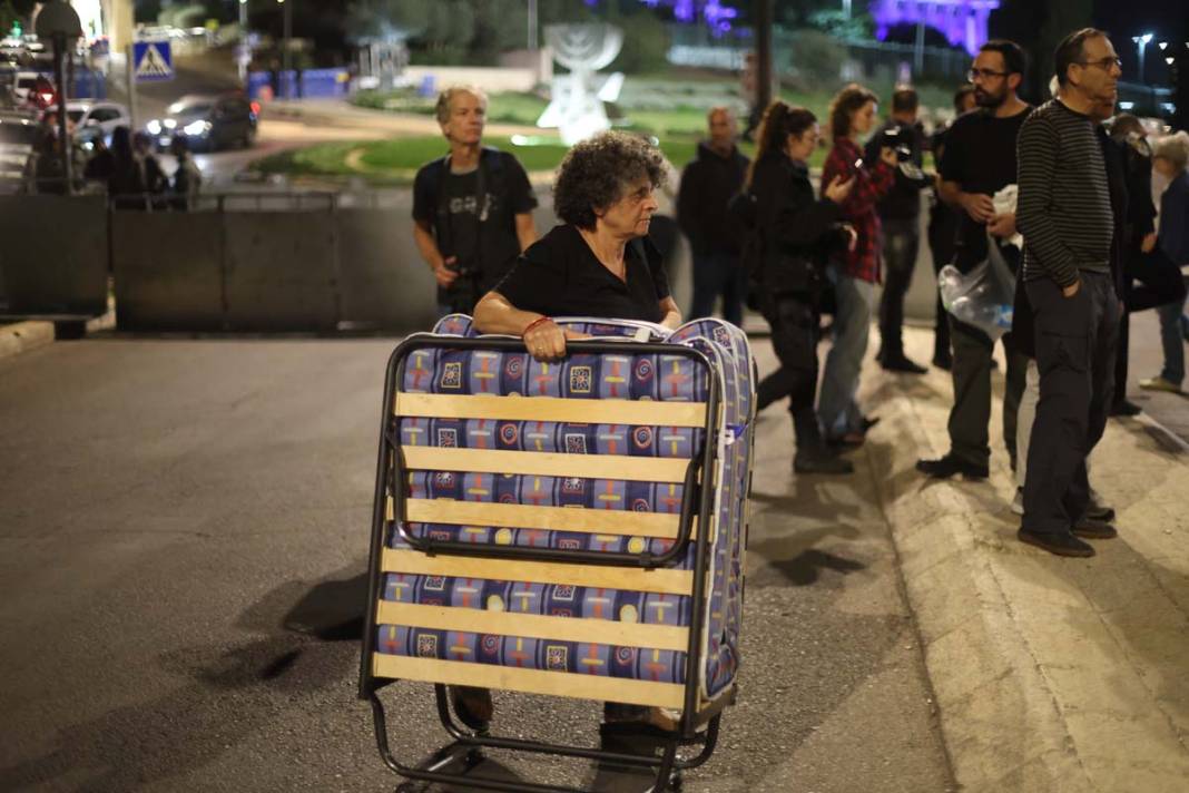 Meclisin önüne çadır kurdular: İsraillilerden Netanyahu'ya istifa çağrısı 7