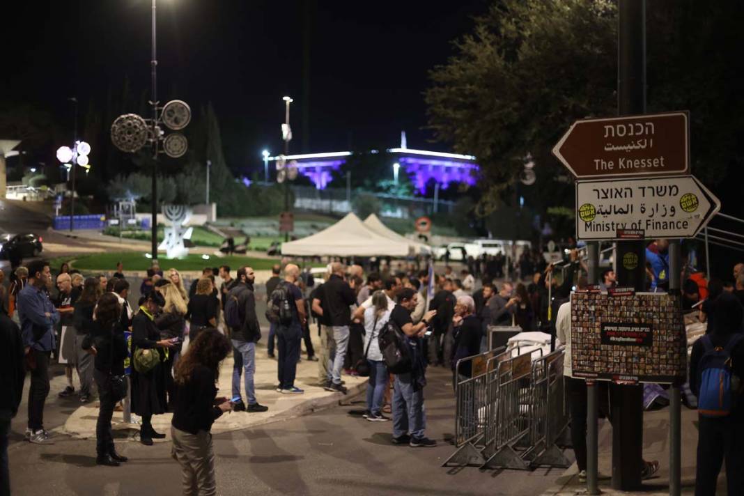 Meclisin önüne çadır kurdular: İsraillilerden Netanyahu'ya istifa çağrısı 9