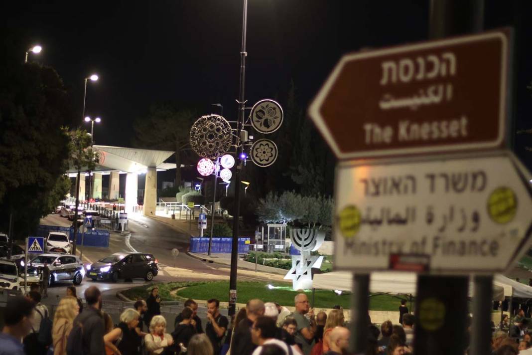 Meclisin önüne çadır kurdular: İsraillilerden Netanyahu'ya istifa çağrısı 10