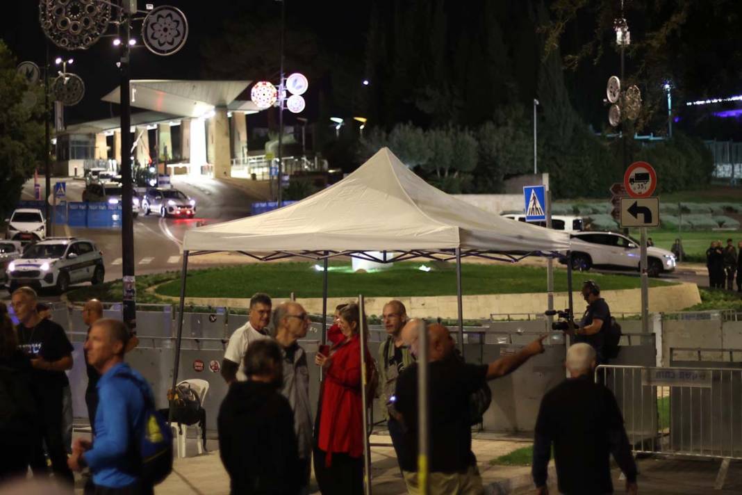 Meclisin önüne çadır kurdular: İsraillilerden Netanyahu'ya istifa çağrısı 12