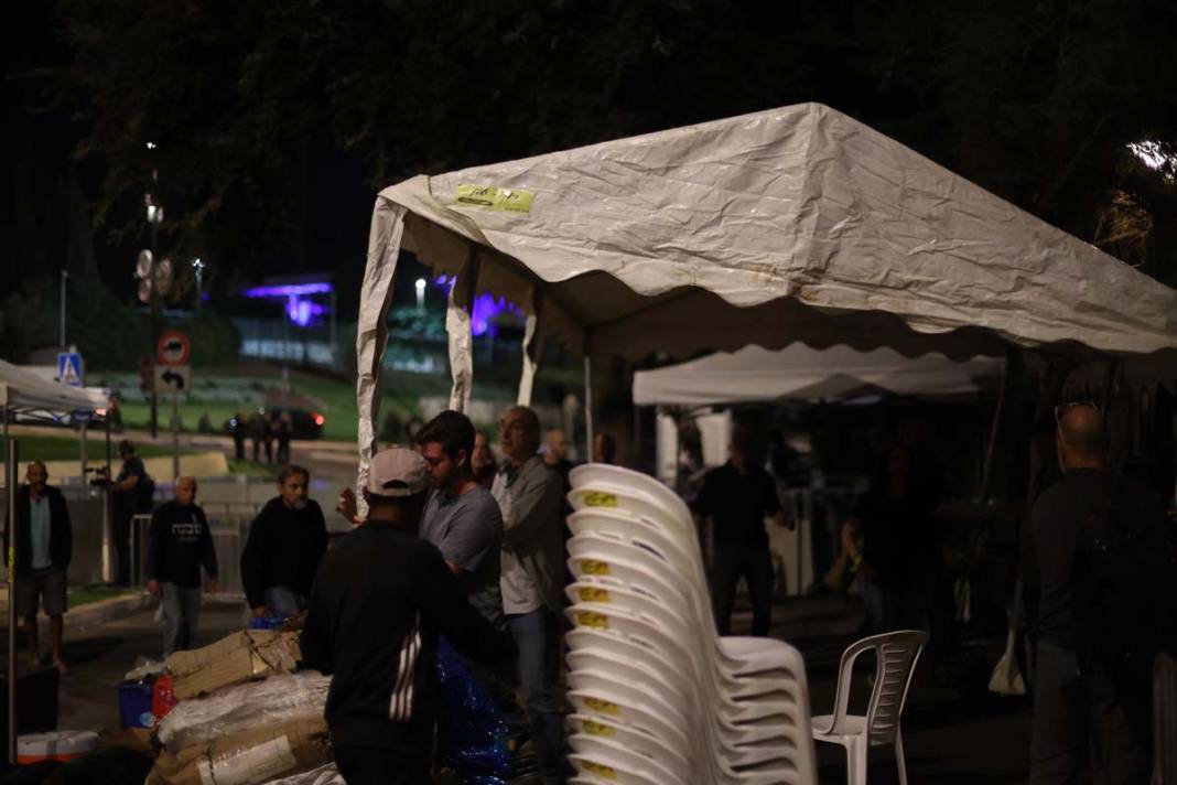 Meclisin önüne çadır kurdular: İsraillilerden Netanyahu'ya istifa çağrısı 13