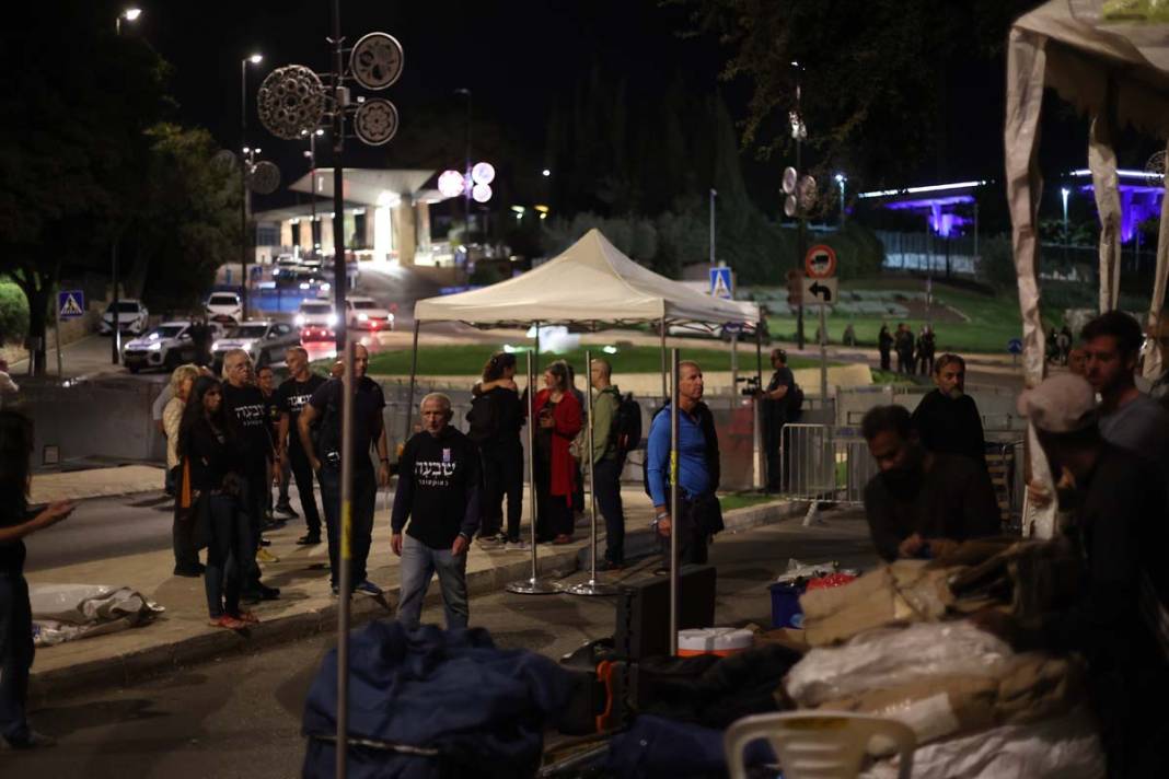 Meclisin önüne çadır kurdular: İsraillilerden Netanyahu'ya istifa çağrısı 14