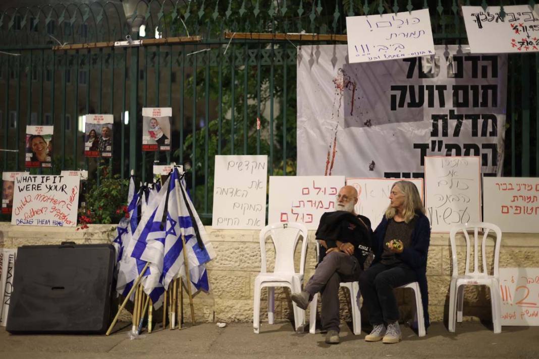 Meclisin önüne çadır kurdular: İsraillilerden Netanyahu'ya istifa çağrısı 15