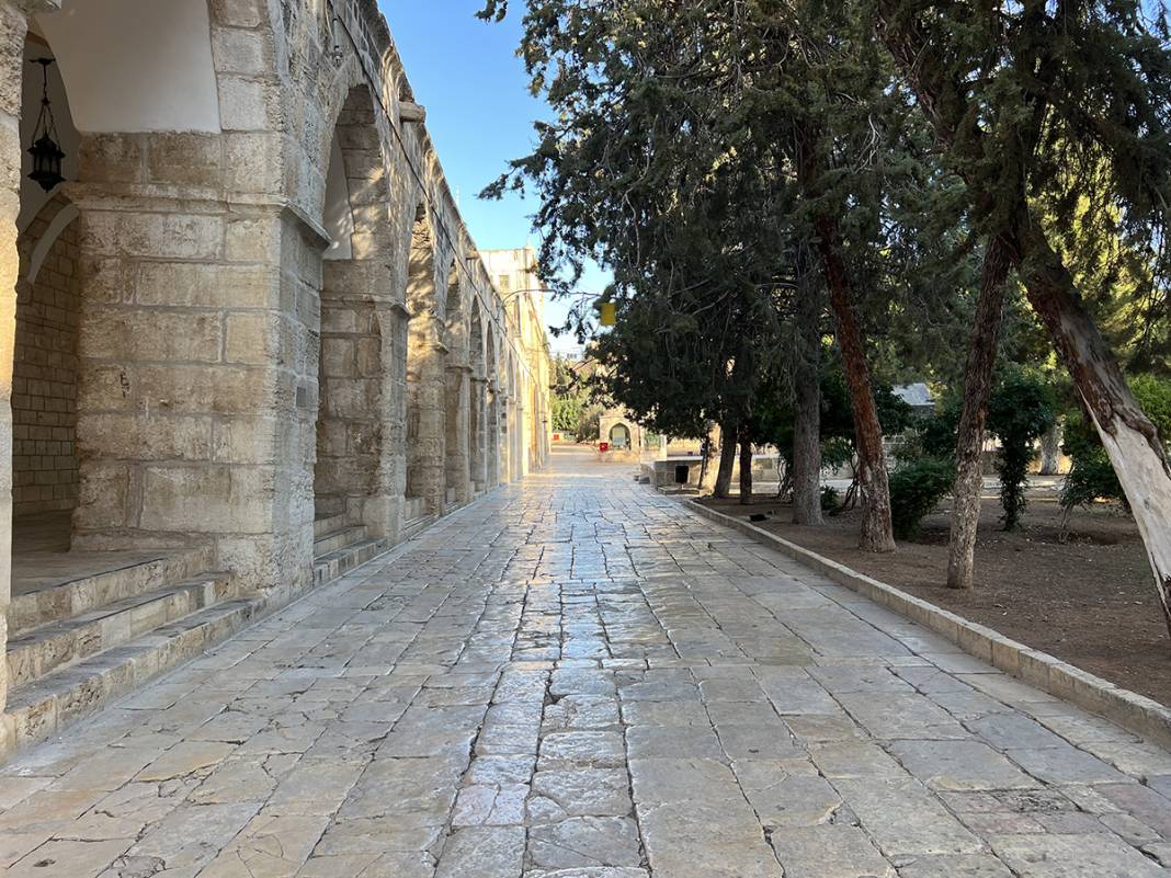 Mescid-i Aksa'da cuma hüznü: Müslümanların ilk kıblesi boş kaldı 13