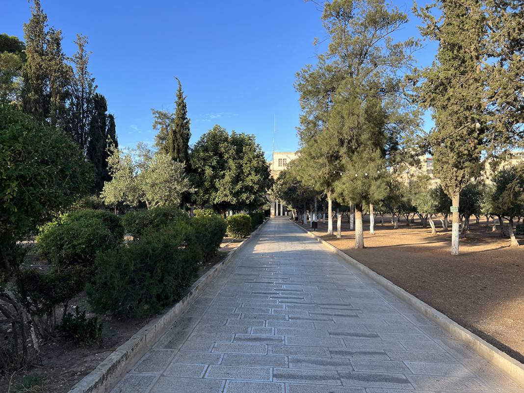 Mescid-i Aksa'da cuma hüznü: Müslümanların ilk kıblesi boş kaldı 12