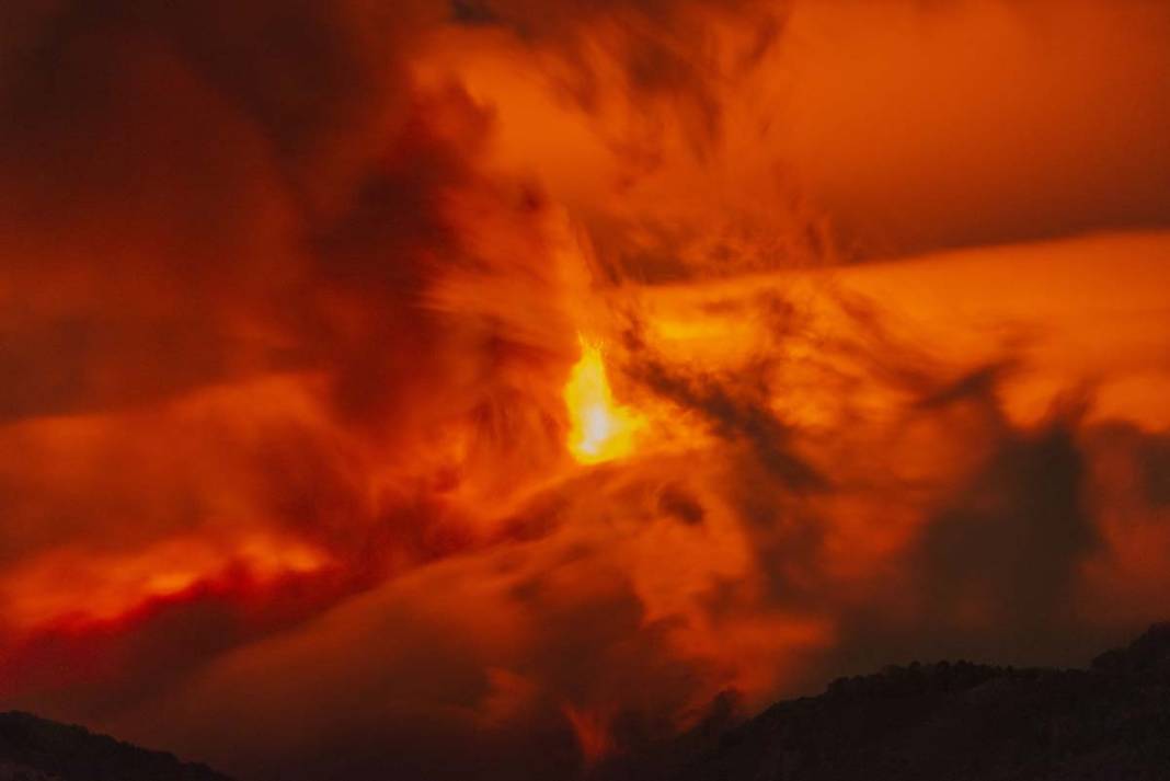 Etna Yanardağı tekrar faaliyete geçti 1