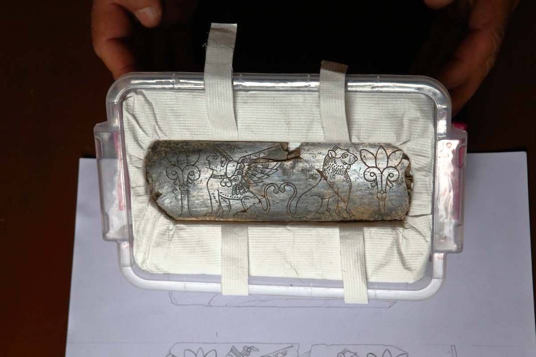 Hattuşa kazılarında bir ilk: 2 bin 800 yıllık süsleme parçası bulundu 2