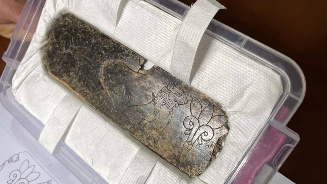 Hattuşa kazılarında bir ilk: 2 bin 800 yıllık süsleme parçası bulundu 1