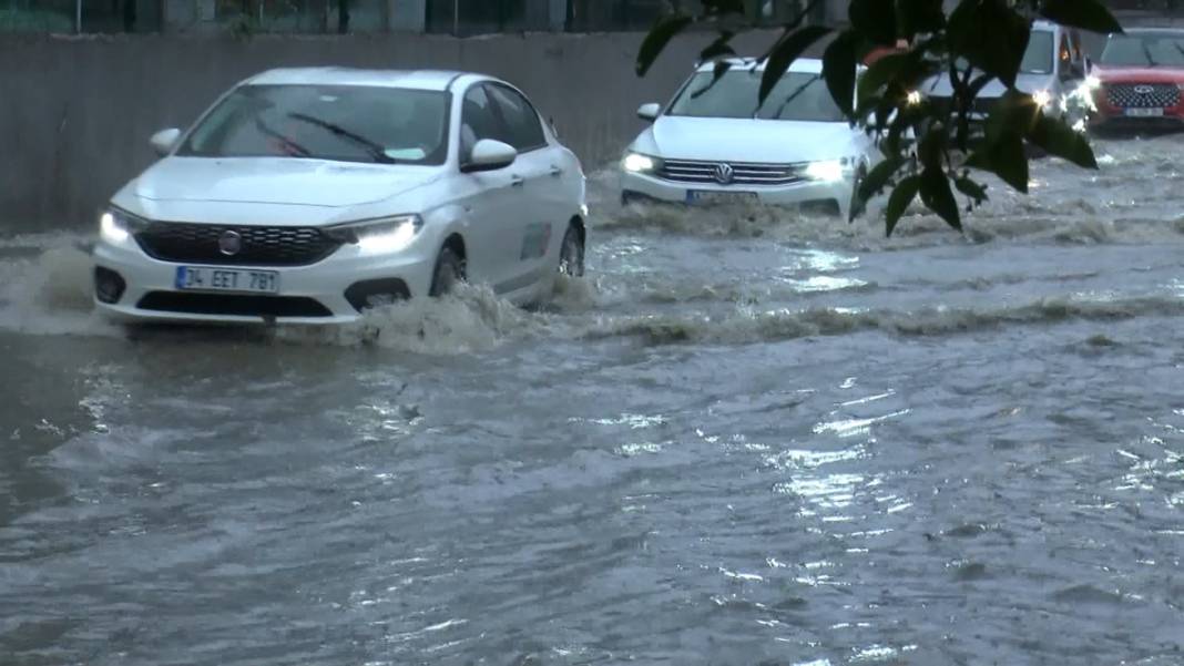İstanbul 'pazar'ın provasını yapıyor: Rüzgarın hızı 110 kilometreyi bulacak 18