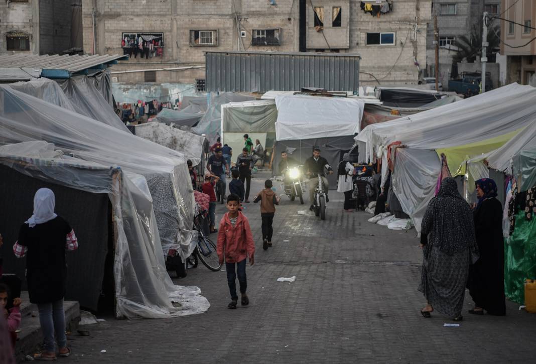 Gazzeliler göç yolunda: Yalın ayak, yaralı, soğuk ve yağmur altında... 16