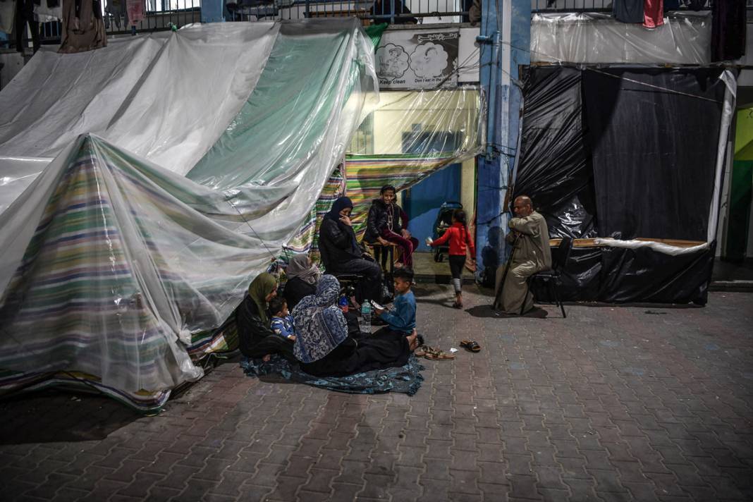 Gazzeliler göç yolunda: Yalın ayak, yaralı, soğuk ve yağmur altında... 15