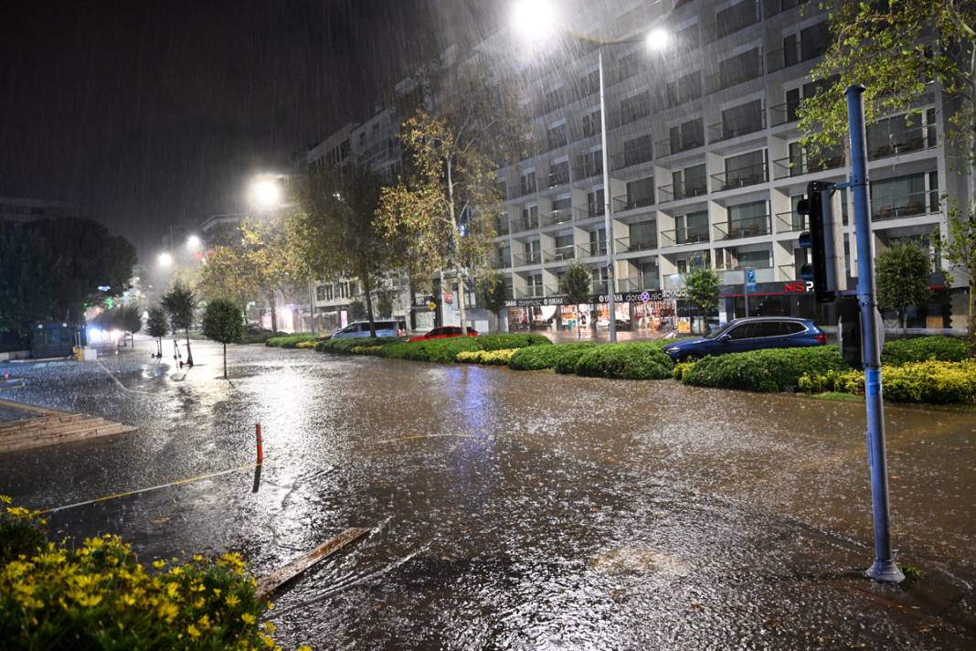 İzmir sular altında! Deniz taştı, kent merkezi göle döndü 11