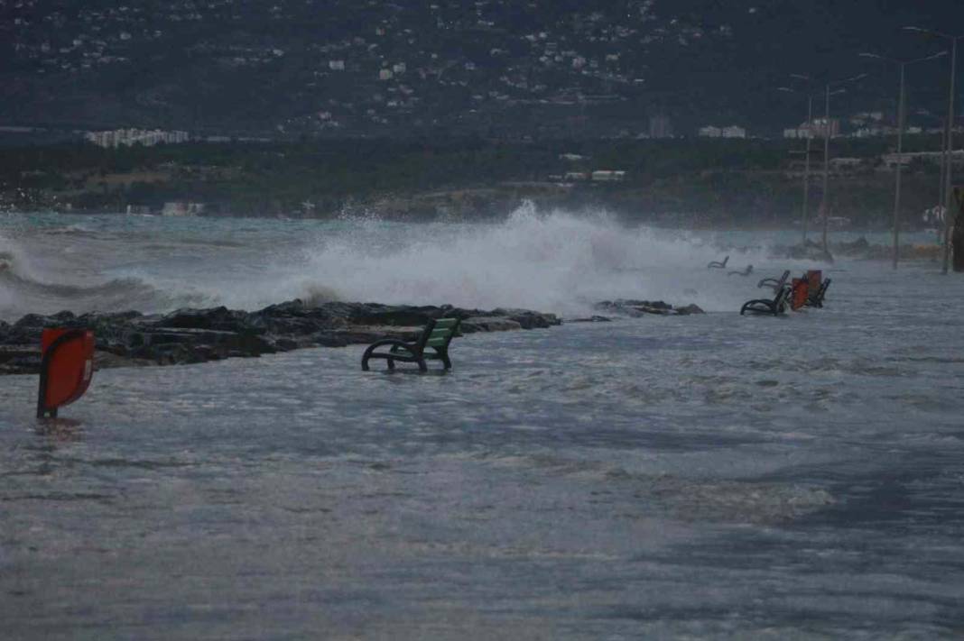 Deprem sonrası 1 metre çökmüştü: İskenderun'da denizle kara birleşti 2