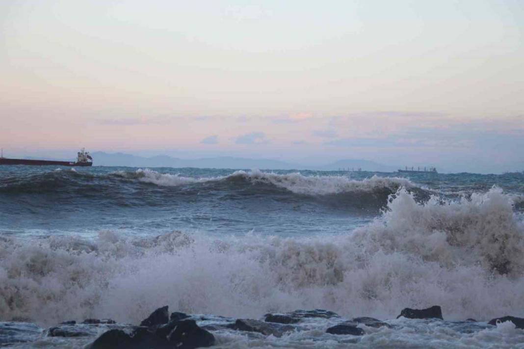 Deprem sonrası 1 metre çökmüştü: İskenderun'da denizle kara birleşti 6