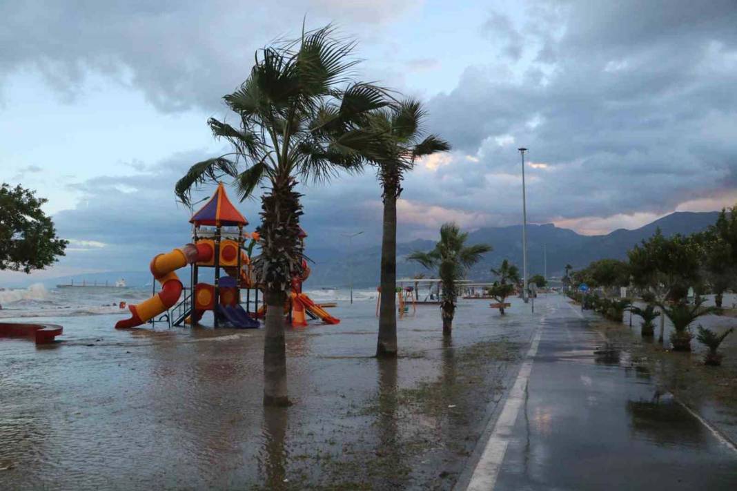 Deprem sonrası 1 metre çökmüştü: İskenderun'da denizle kara birleşti 3