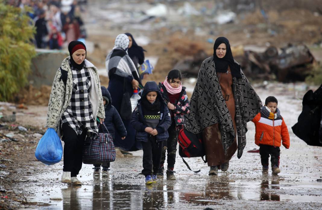 Gazzeliler göç yolunda: Yalın ayak, yaralı, soğuk ve yağmur altında... 13
