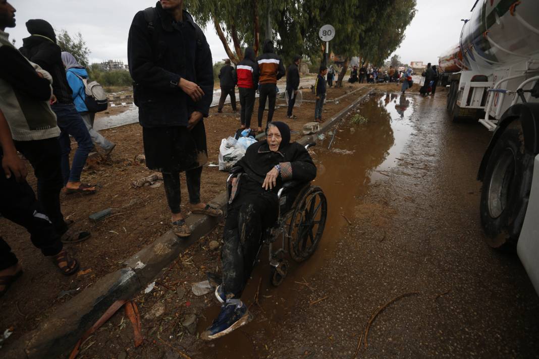 Gazzeliler göç yolunda: Yalın ayak, yaralı, soğuk ve yağmur altında... 11