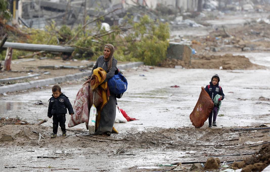 Gazzeliler göç yolunda: Yalın ayak, yaralı, soğuk ve yağmur altında... 8