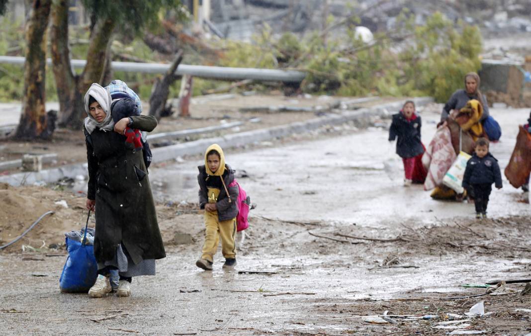 Gazzeliler göç yolunda: Yalın ayak, yaralı, soğuk ve yağmur altında... 9