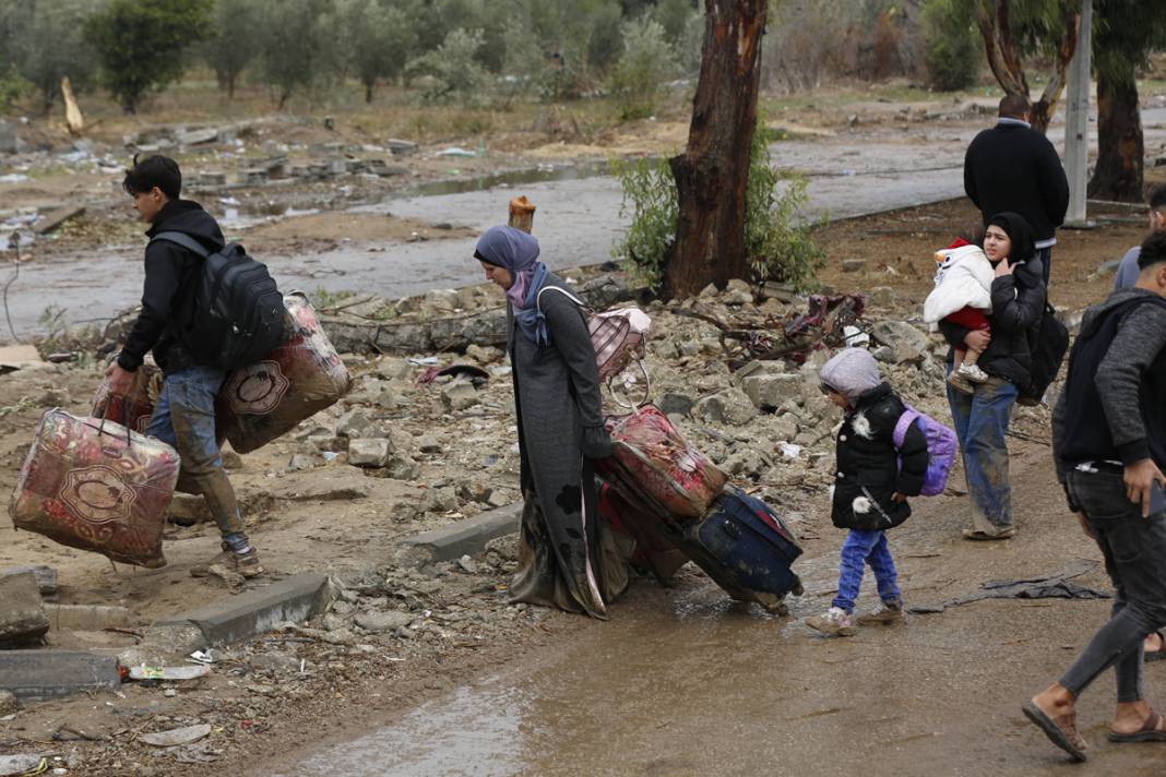 Gazzeliler göç yolunda: Yalın ayak, yaralı, soğuk ve yağmur altında... 7