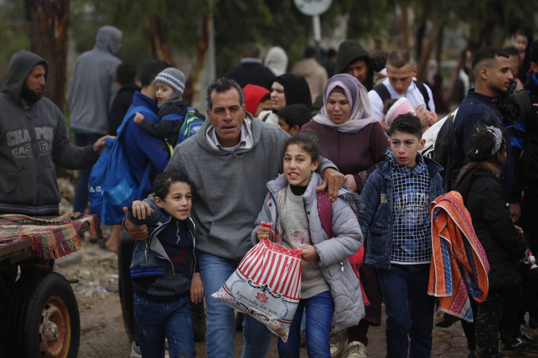 Gazzeliler göç yolunda: Yalın ayak, yaralı, soğuk ve yağmur altında... 4