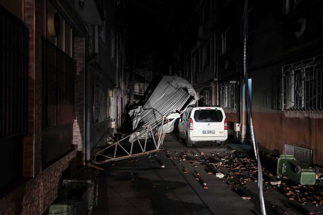 Batıda fırtına kabusu! Çatılar uçtu, ağaçlar devrildi, ulaşım kapandı 8