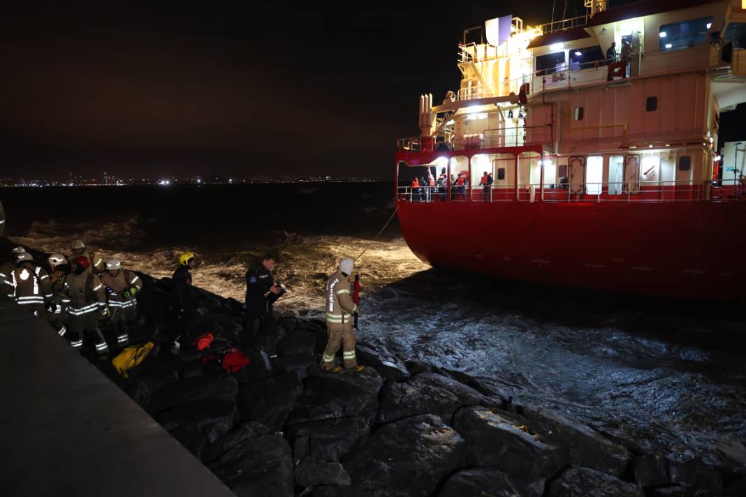 Batıda fırtına kabusu! Çatılar uçtu, ağaçlar devrildi, ulaşım kapandı 3