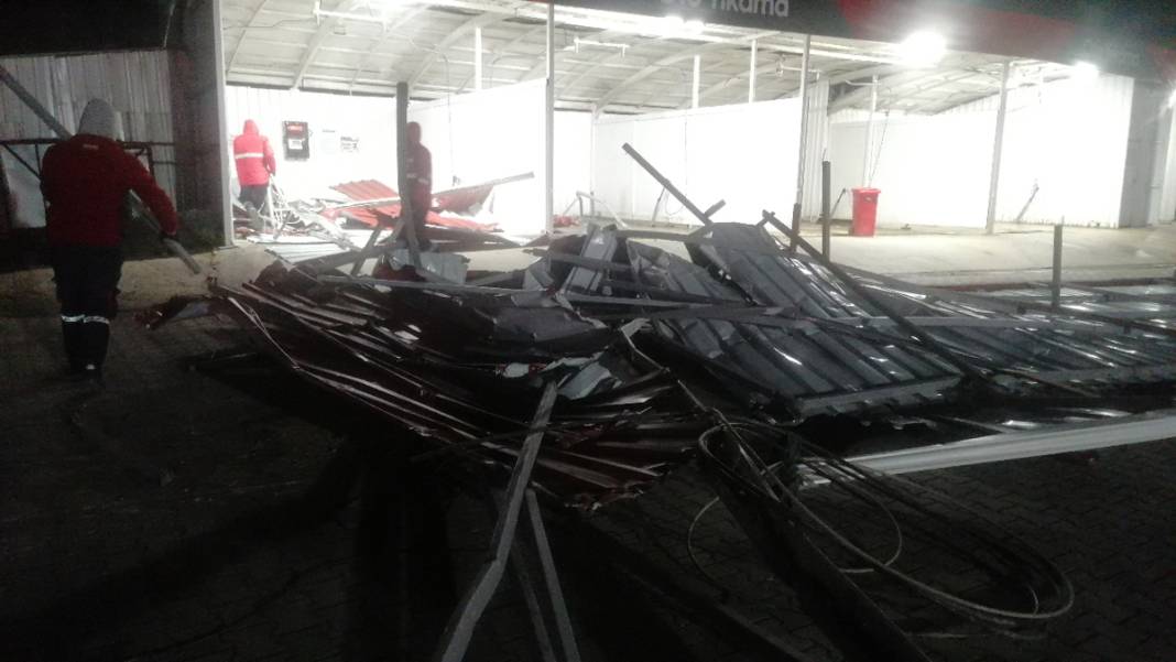 Batıda fırtına kabusu! Çatılar uçtu, ağaçlar devrildi, ulaşım kapandı 4