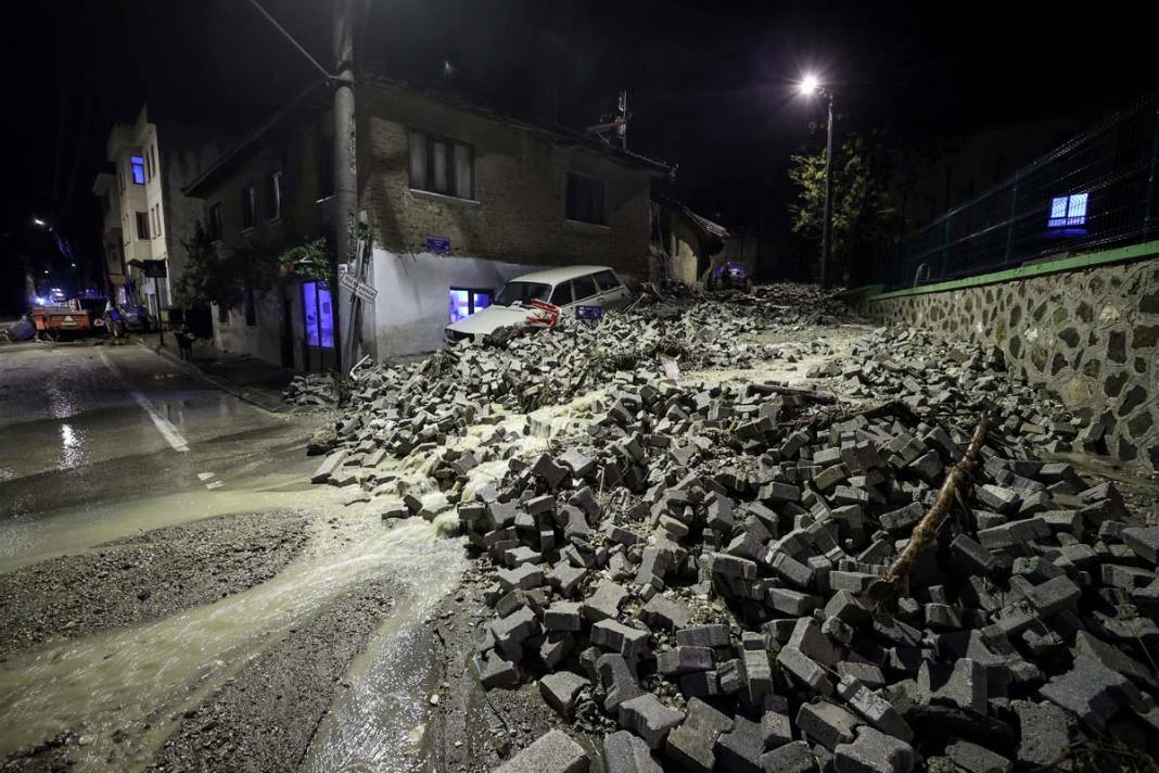 Bursa'da sel kabusu: Evleri su bastı, araçlar sürüklendi 21