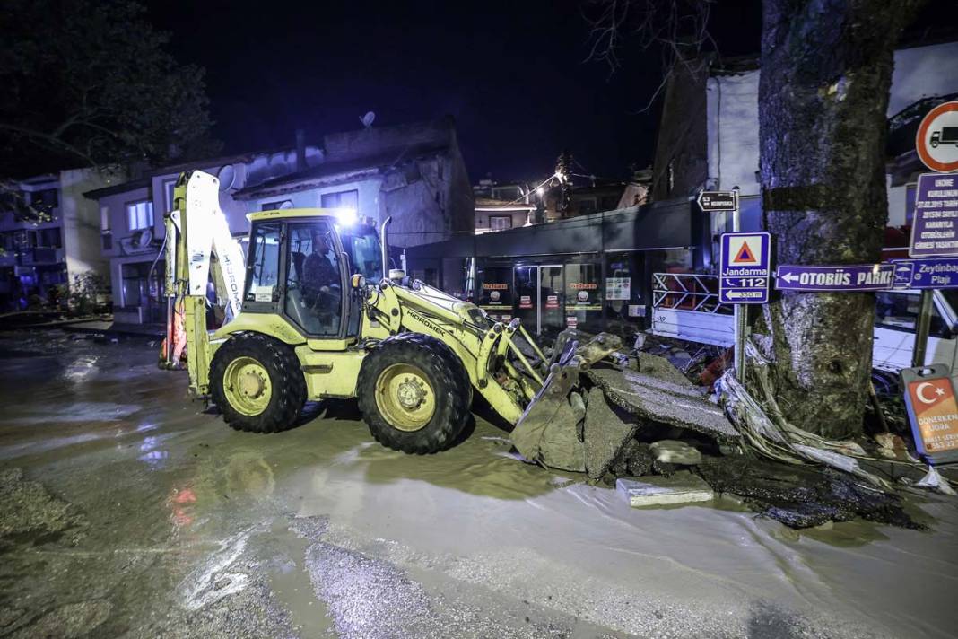 Bursa'da sel kabusu: Evleri su bastı, araçlar sürüklendi 19