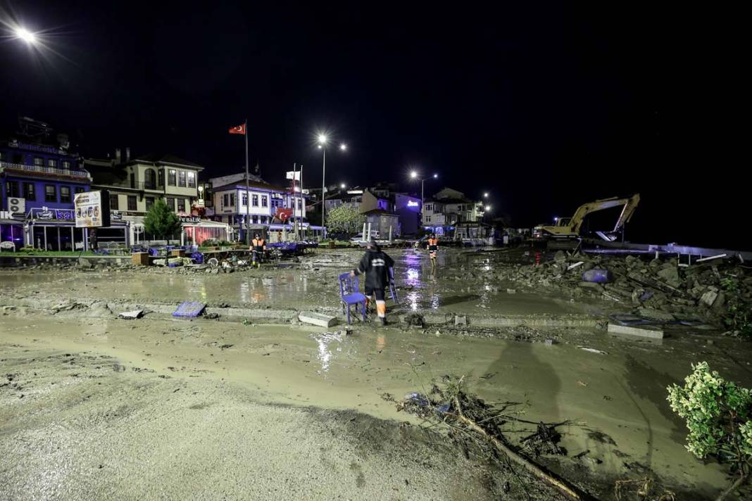 Bursa'da sel kabusu: Evleri su bastı, araçlar sürüklendi 20