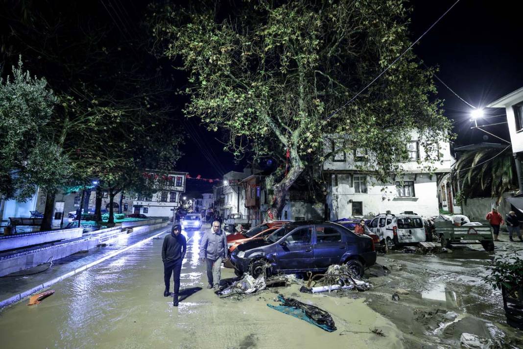 Bursa'da sel kabusu: Evleri su bastı, araçlar sürüklendi 18