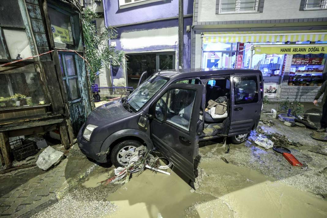 Bursa'da sel kabusu: Evleri su bastı, araçlar sürüklendi 17