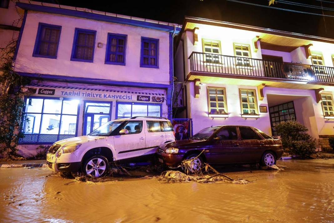 Bursa'da sel kabusu: Evleri su bastı, araçlar sürüklendi 16