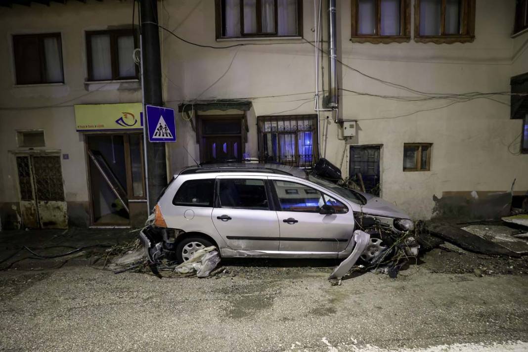 Bursa'da sel kabusu: Evleri su bastı, araçlar sürüklendi 15