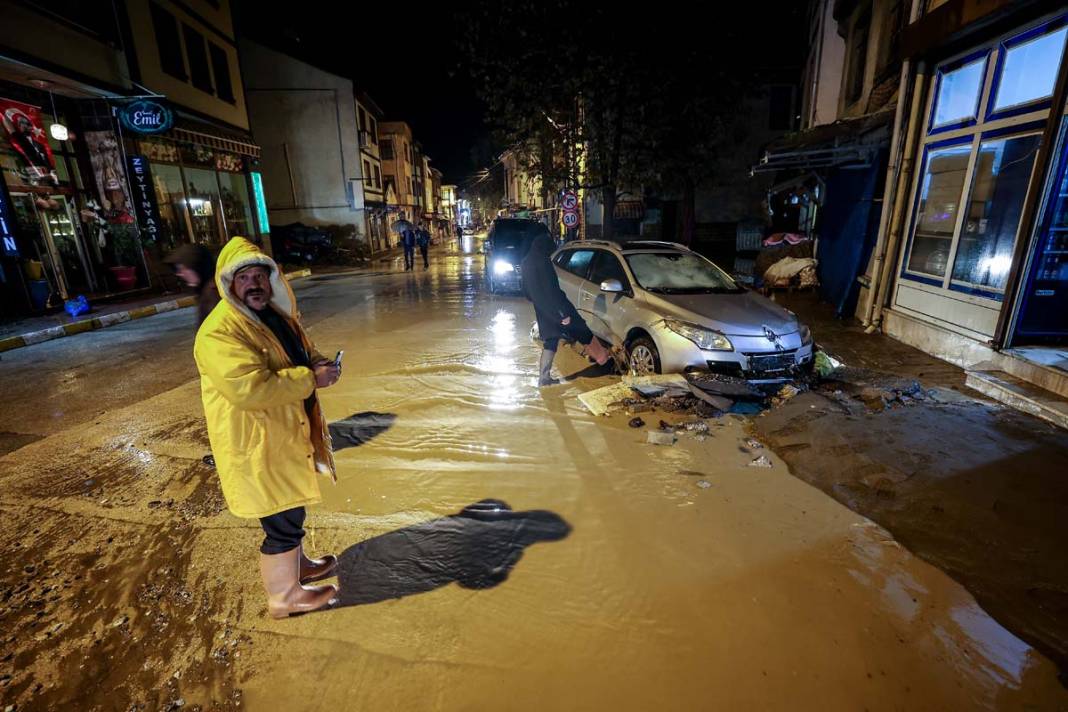 Bursa'da sel kabusu: Evleri su bastı, araçlar sürüklendi 14