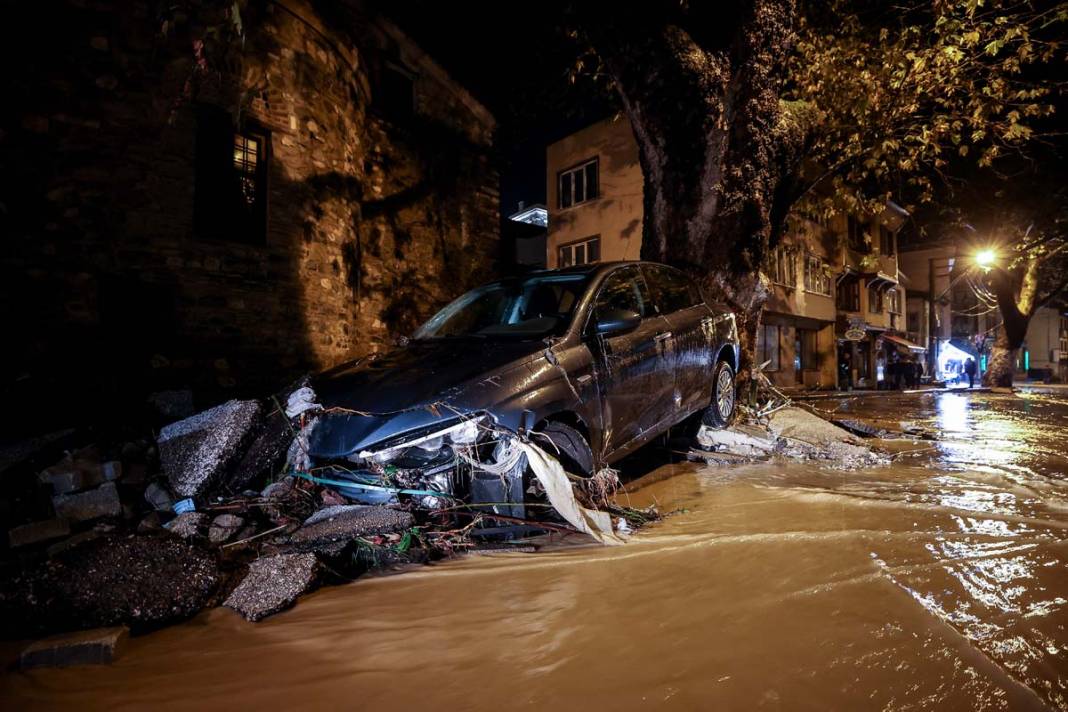 Bursa'da sel kabusu: Evleri su bastı, araçlar sürüklendi 13