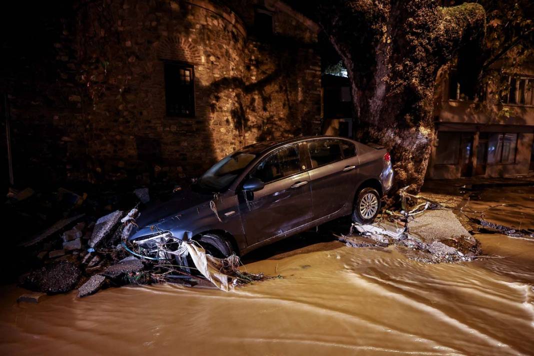 Bursa'da sel kabusu: Evleri su bastı, araçlar sürüklendi 12