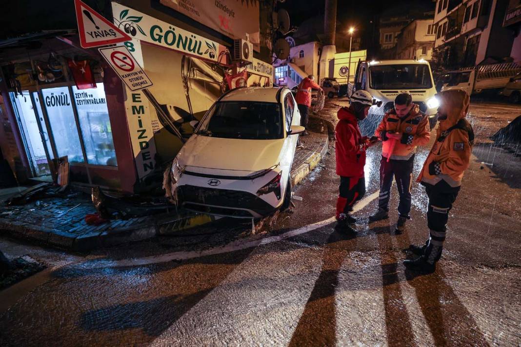 Bursa'da sel kabusu: Evleri su bastı, araçlar sürüklendi 9