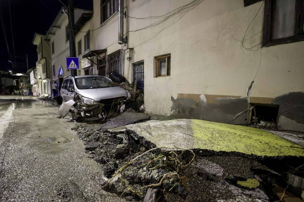 Bursa'da sel kabusu: Evleri su bastı, araçlar sürüklendi 8