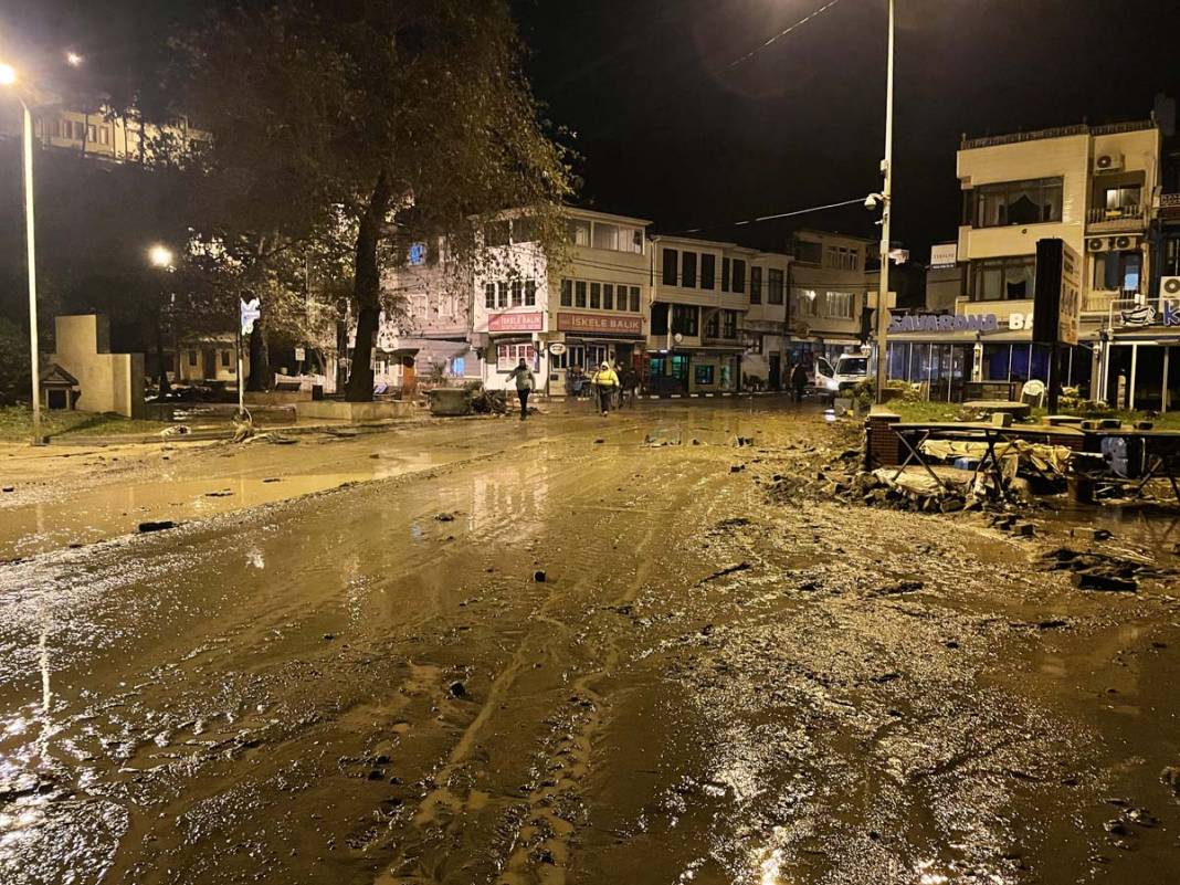 Bursa'da sel kabusu: Evleri su bastı, araçlar sürüklendi 6