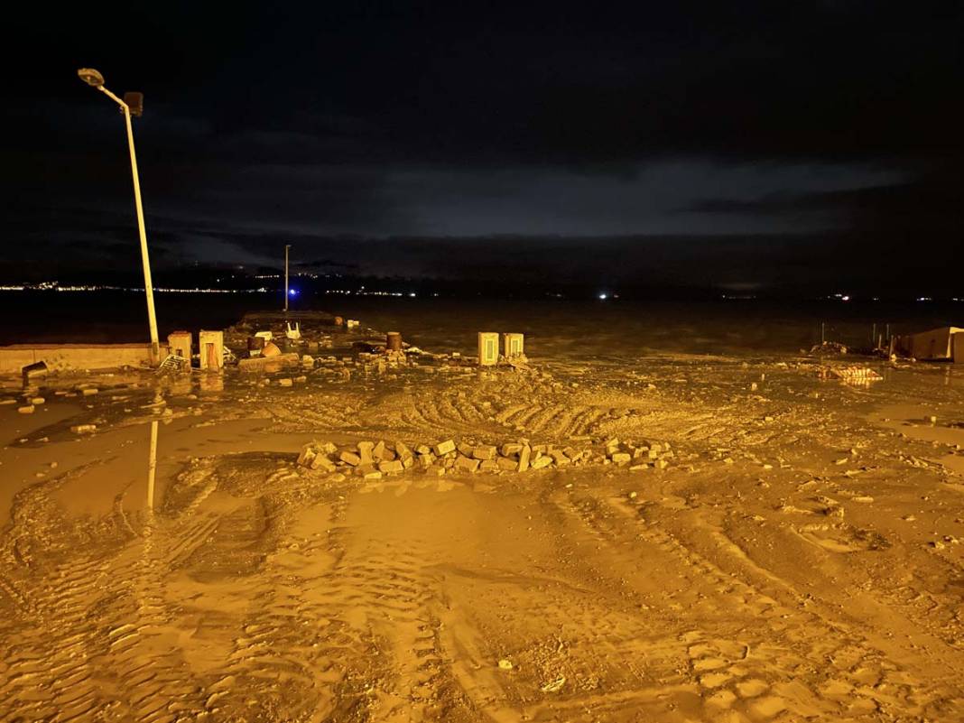 Bursa'da sel kabusu: Evleri su bastı, araçlar sürüklendi 5