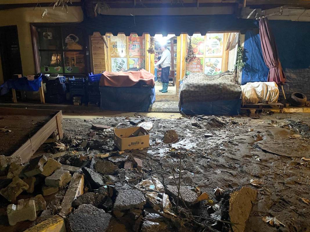 Bursa'da sel kabusu: Evleri su bastı, araçlar sürüklendi 2