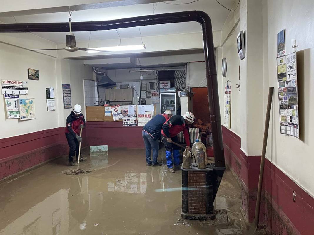 Bursa'da sel kabusu: Evleri su bastı, araçlar sürüklendi 1