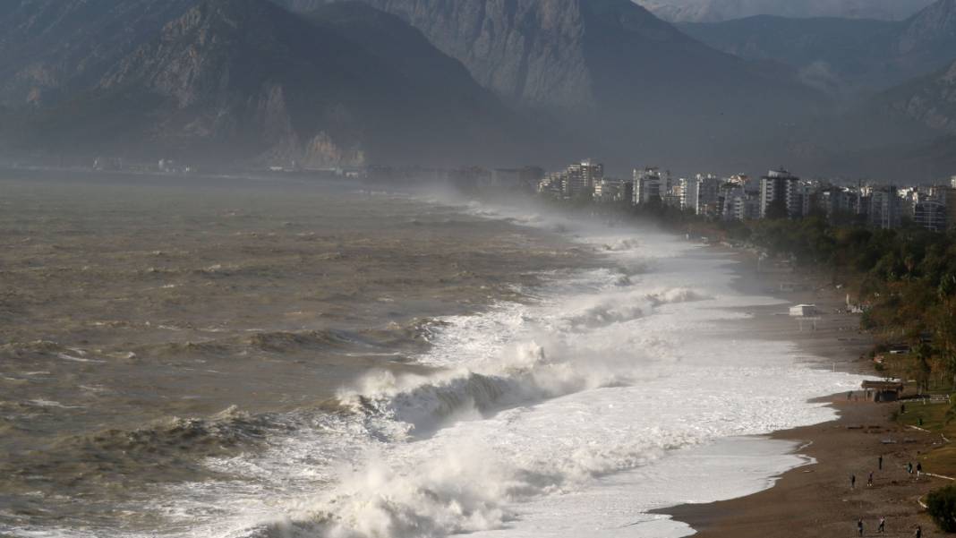 Böylesi ne görüldü ne yaşandı! Dev dalgalar Antalya'daki limanları yuttu 3